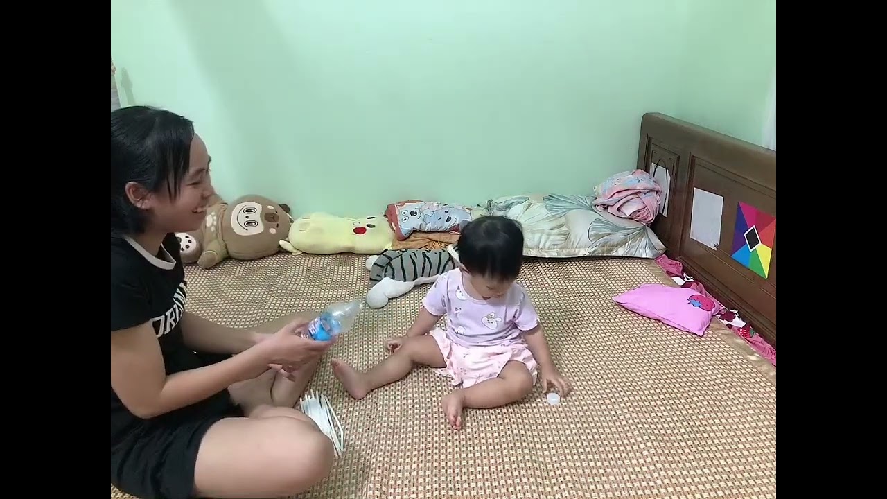 Hoạt động: Vặn mở nắp chai+ Cắm ống hút vào chai. Sam 15M+