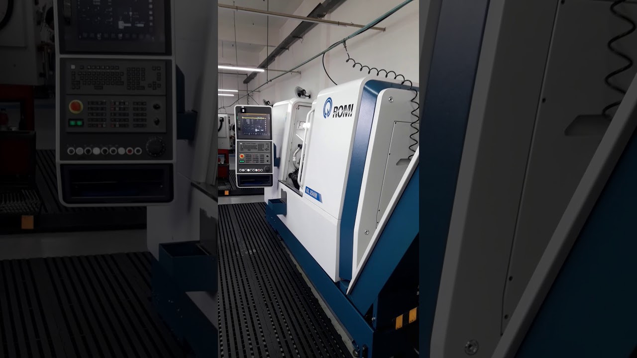 GL250 com ferramenta acionada fazendo fresa,máquina top,com painel touch.