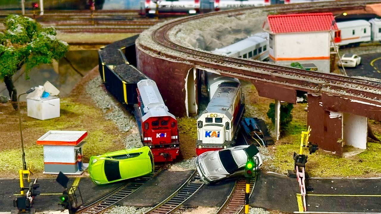 Kereta api Balapan Ngebut CC202 KA babaranjang VS CC201 eksekutif Cargo menabrak mobil diperlintasan