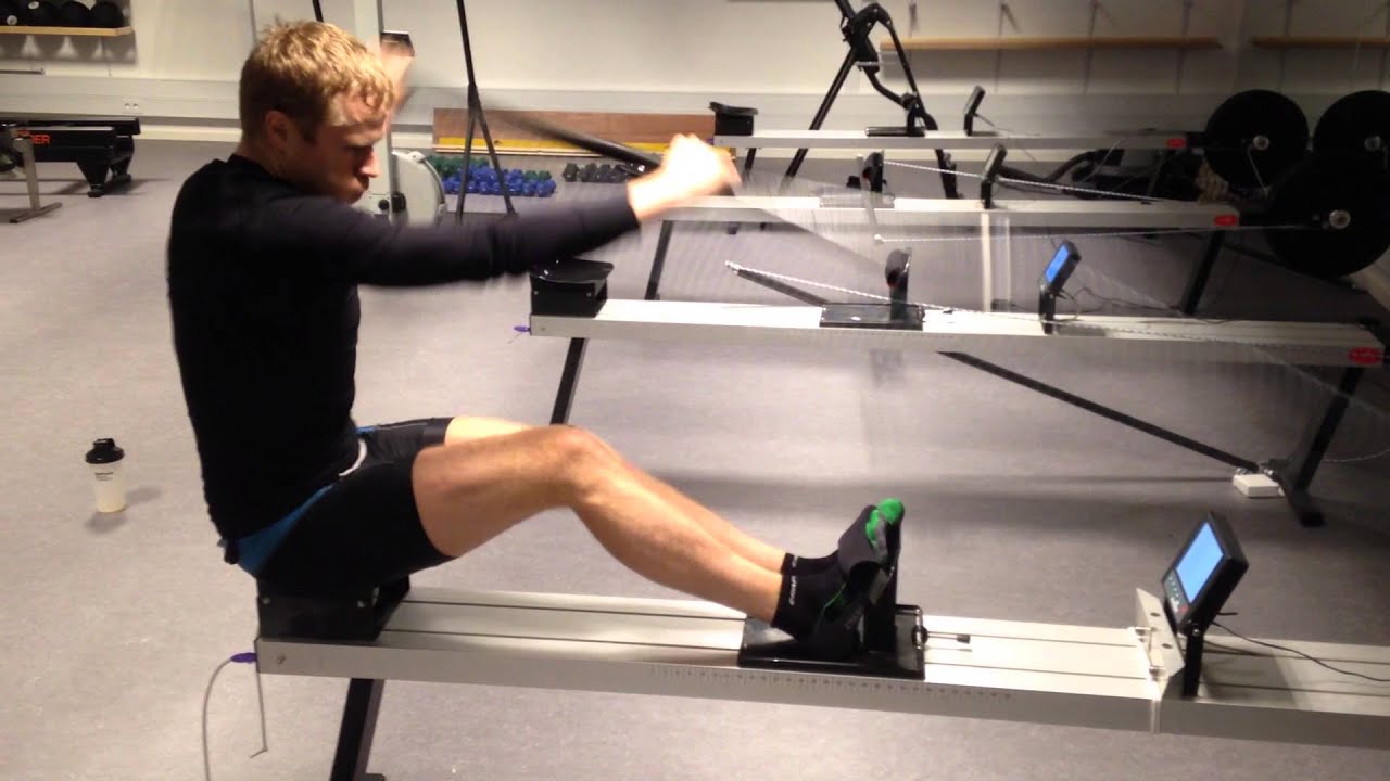 Morten Jørgensen ror 250 meter på kajakergometer