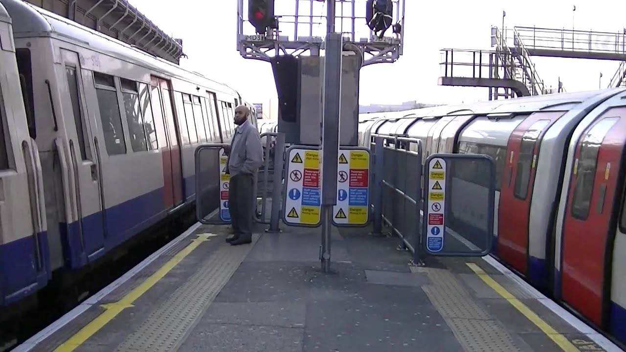 Both Metropoltian & Jubilee Lines Departing Finchley Road at the Same Time
