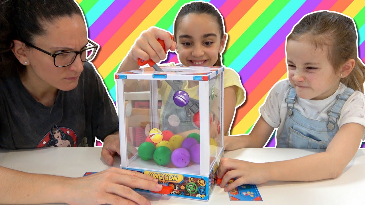 Cazando BOLAS con la GARRA. Juego Crazy Claw! SUPERDivertilandia.