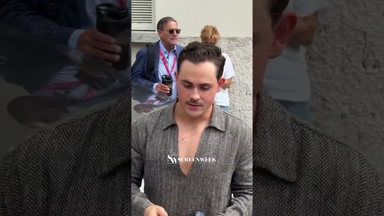 Dacre Montgomery saluta i fan a #venezia82 😍 #biennalecinema2025 #venicefilmfestival