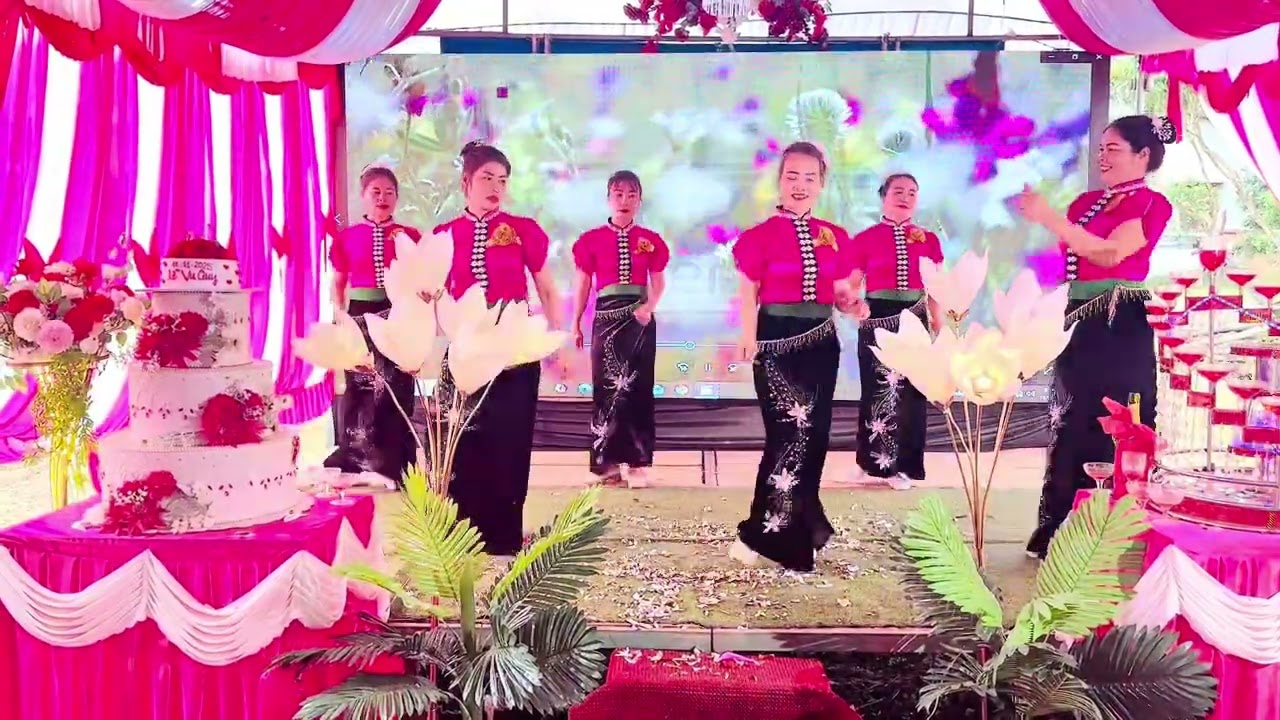 Múa tiếng khèn hoa ban nở 