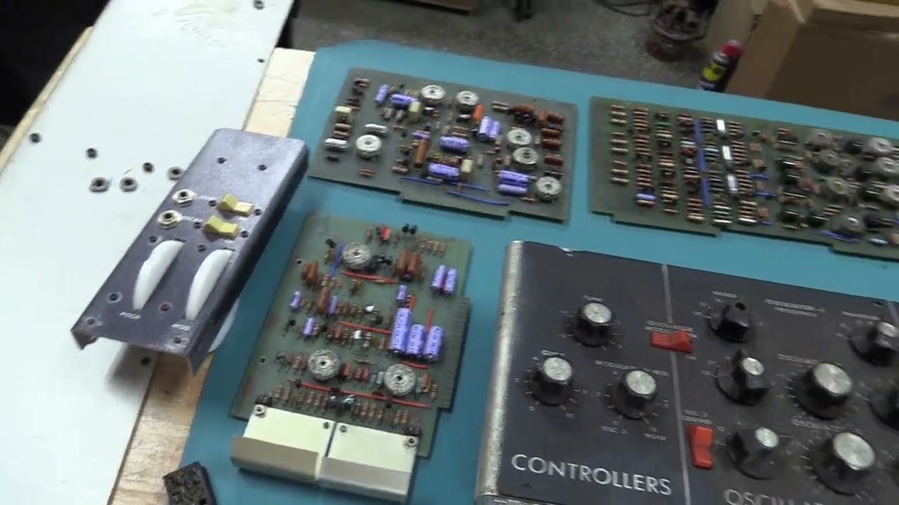 Сборка Minimoog Model D из отдельных деталей.