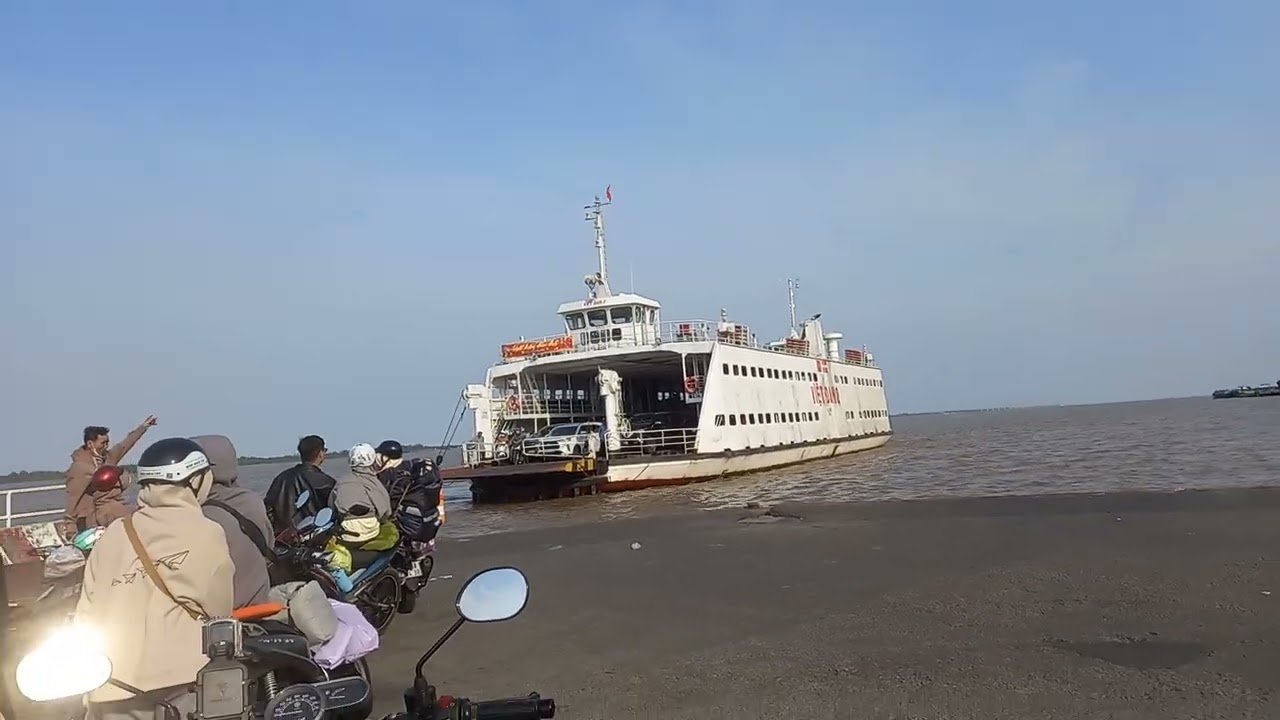 Phà Đại Ngãi cập bến và ô tô xuống phà