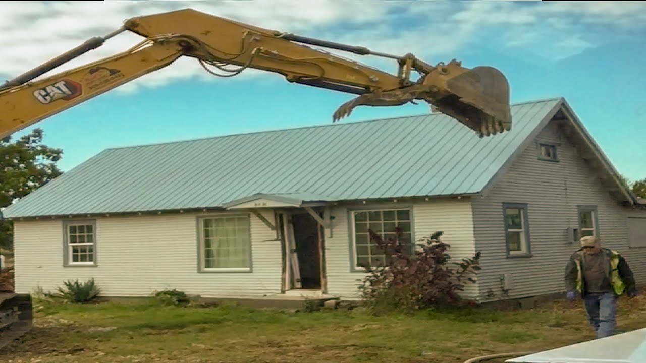 323 Caterpillar Excavator vs 2 bedroom home