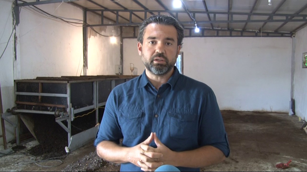 2 milyon solucanla ayda 3 ton organik gübre üretiyor