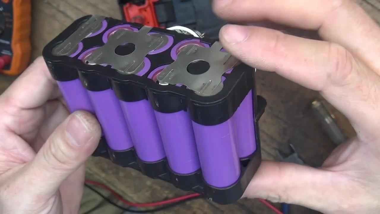 Quạt sạc mua tr&ecirc;n mạng của mấy b&agrave; b&aacute;n h&agrave;ng ngo&agrave;i chợ.