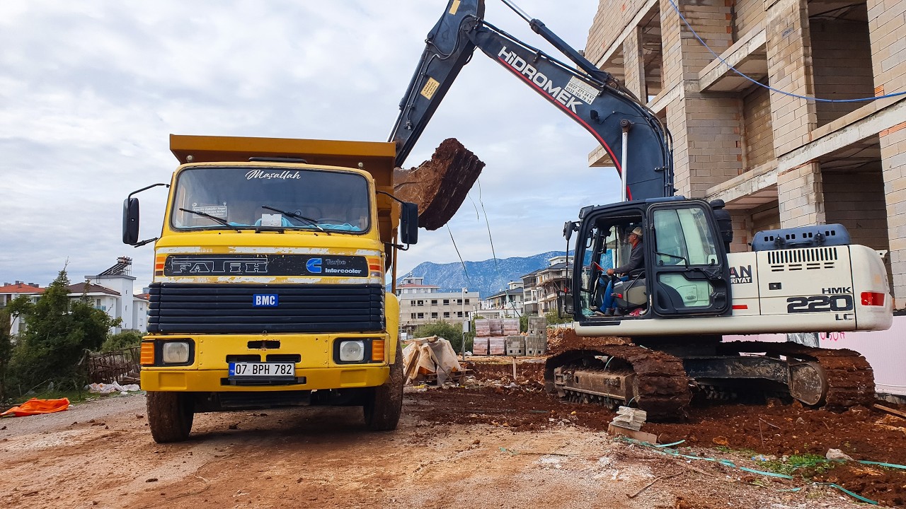 EXCAVATOR TRUCK LOADING BACKHOE LOADER MUDDY CONSTRUCTION WORK💲Hidromek Kep&ccedil;eler İnşaat İşleri ✅