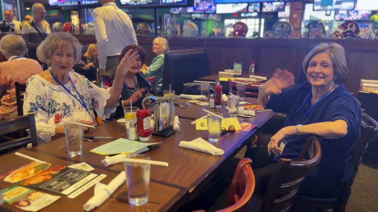 Встреча выпускников средней школы Майами | Выпускники 1952 и 1956 годов отмечают праздник в ресто...