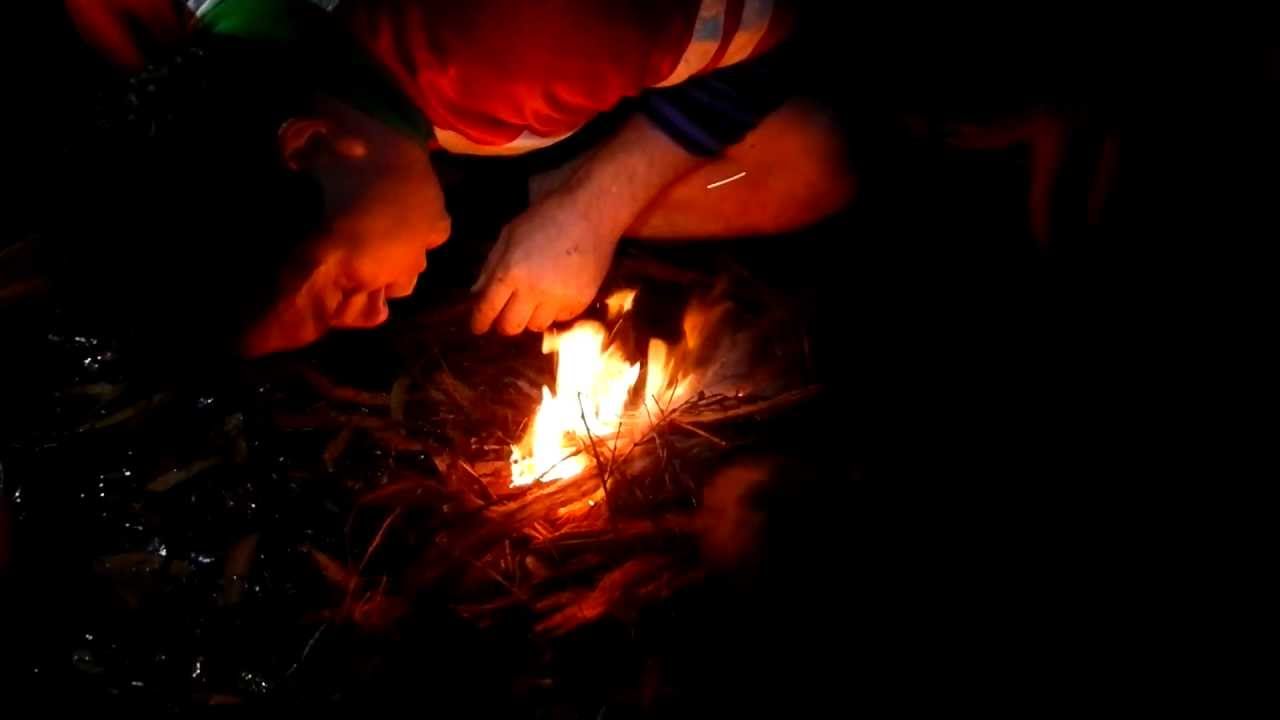 Starting a Fire in the Rain with Flint (quartz), Steel and Stringybark