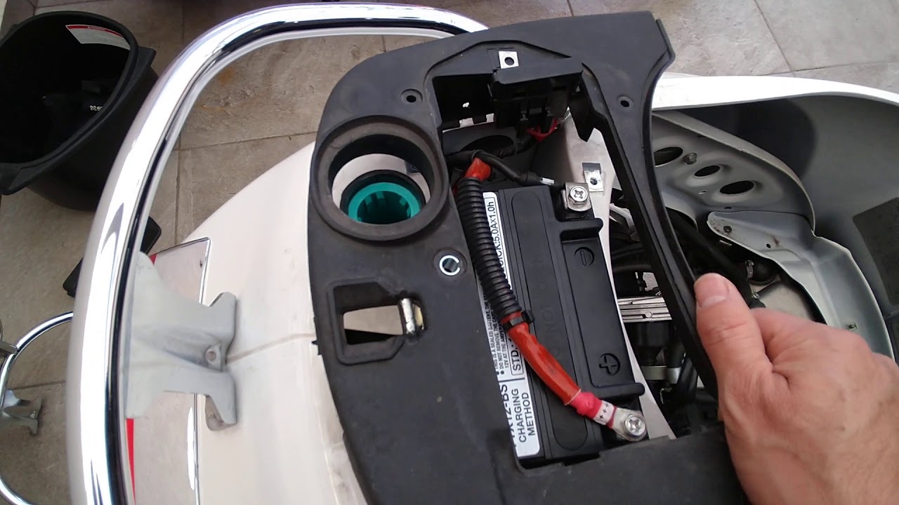 Vespa 150 - Install rear rack back rest.-- Instalación de respaldo para Vespa
