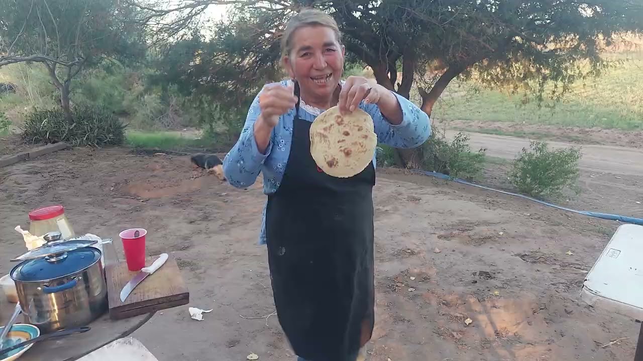 Cocinando quelites de mostaza en las parcelas