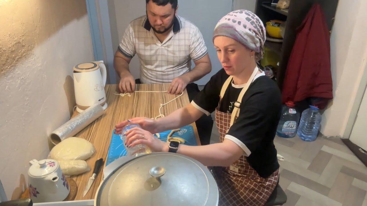 Тянем с Мужем Лапшу / Готовим Лагман / Нашли в Доме Норы Мышей / Замужем за Казахом / Будни /Влог213