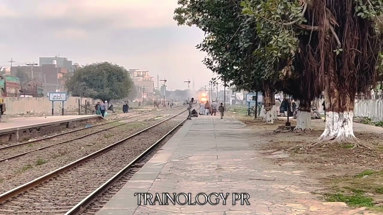 5up Green Line Passing Through From Gujrat with New Chinese Coaches |TRAINOLOGY PR||