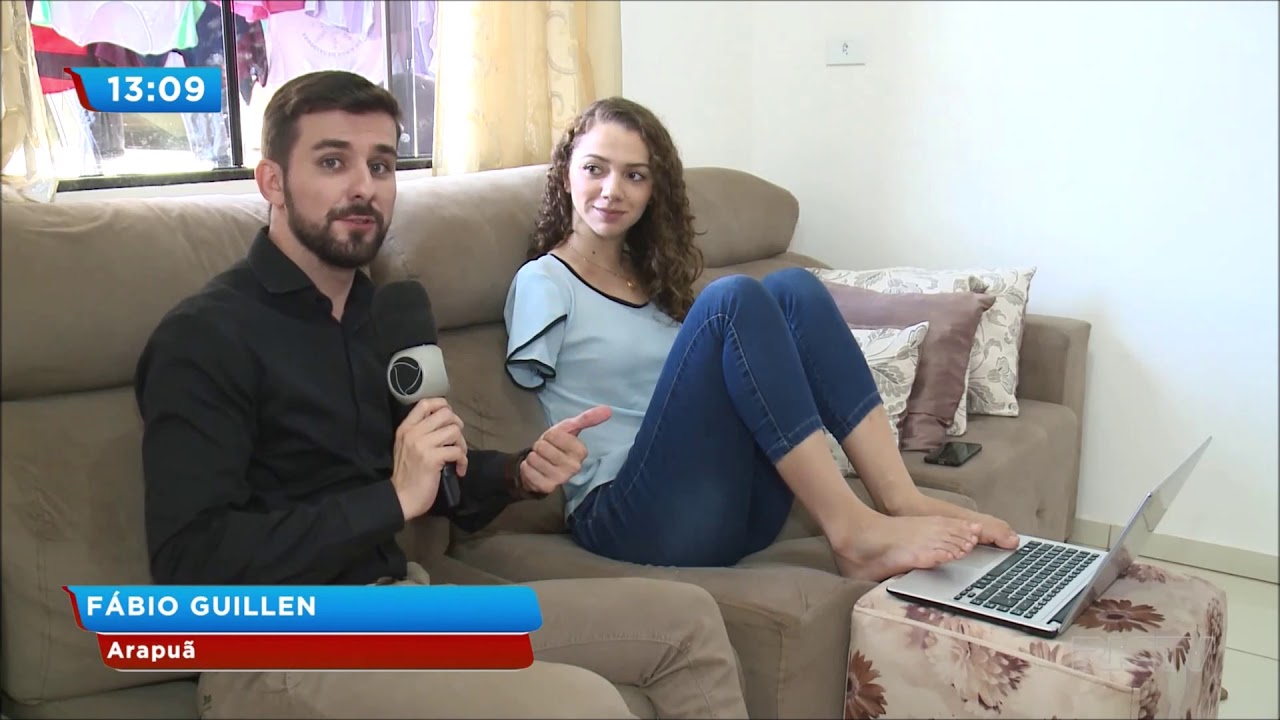 Jovem sem os braços compartilha em canal do YouTube formas de superar as dificuldades