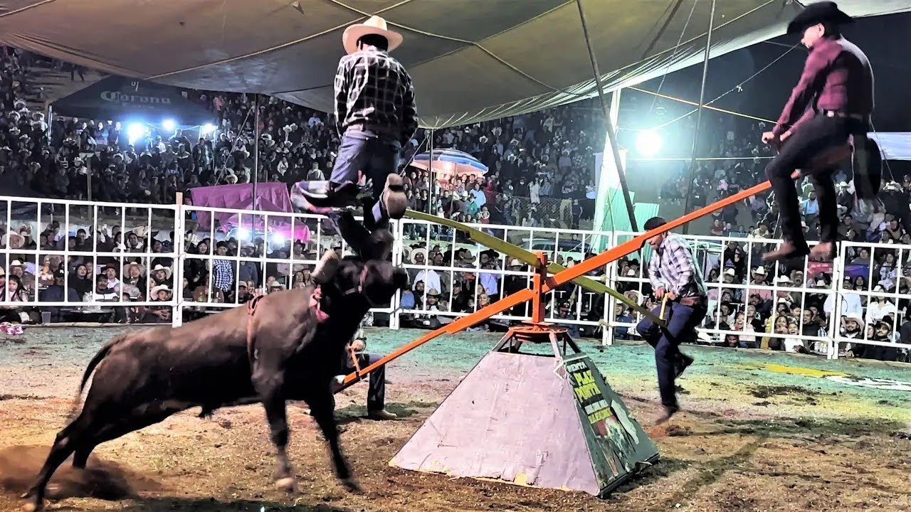 ¡SOLO PARA VALIENTES! JUGANDO AL SUBE Y BAJA CON EL TORO