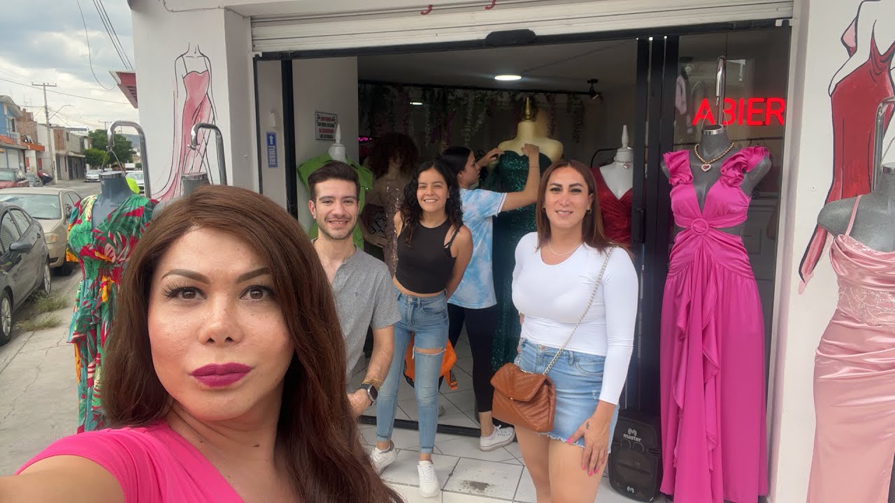 probándonos unos vestidos de fiesta