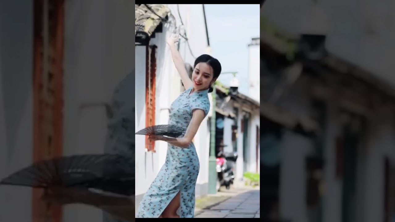 Do you like this style #longlegs #dancer #cheongsam #dancing #beautifullgirl #hanfudance #hanfugirl