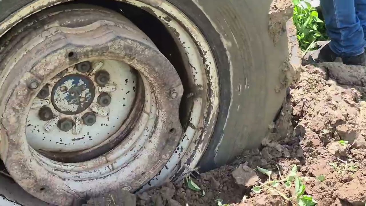 O tratou encalhou .. atolou ..  sitio pilōes. 