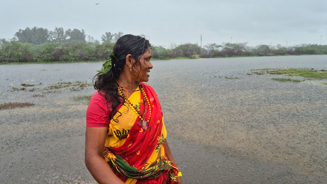 வீட்டுக்குள்ள தண்ணி வந்துடுச்சு என்ன பண்ணுறோம்னு பாருங்க