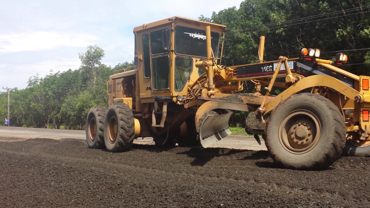 ดูรถเกรดปรับระดับหินคลุก ทำทางลาดยาง  CAT CATERPILLAR รถแรงมากๆมันส์ ดูเพลินๆ