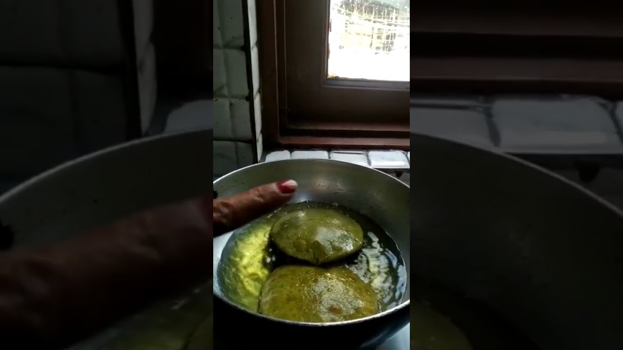 sardiyon mein bathuye ki kachori garam garam kha lo guys 👌🏻😋