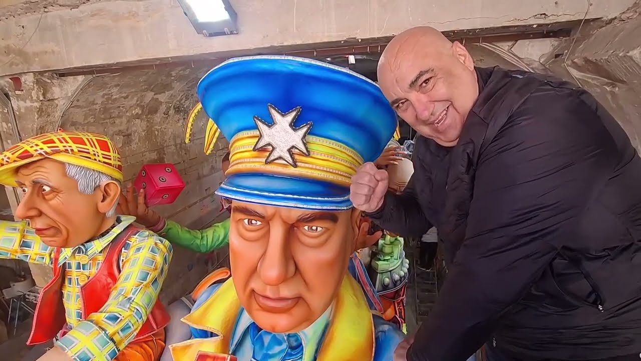 Компания Triton Carnival, 2026 год — инспектор Леонард на карнавальной платформе.