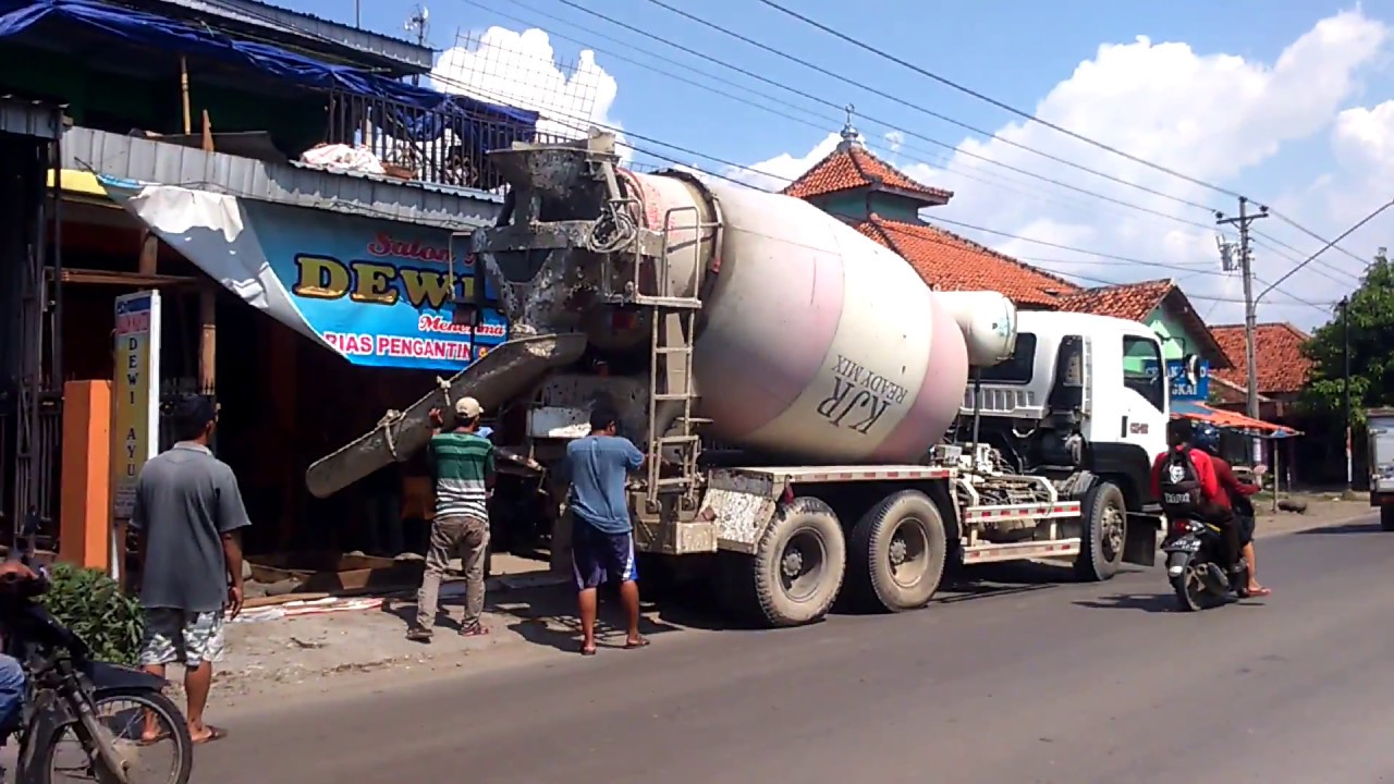 TRUK MOLEN NGECOR RUMAH DI MINDAKA TARUB TEGAL