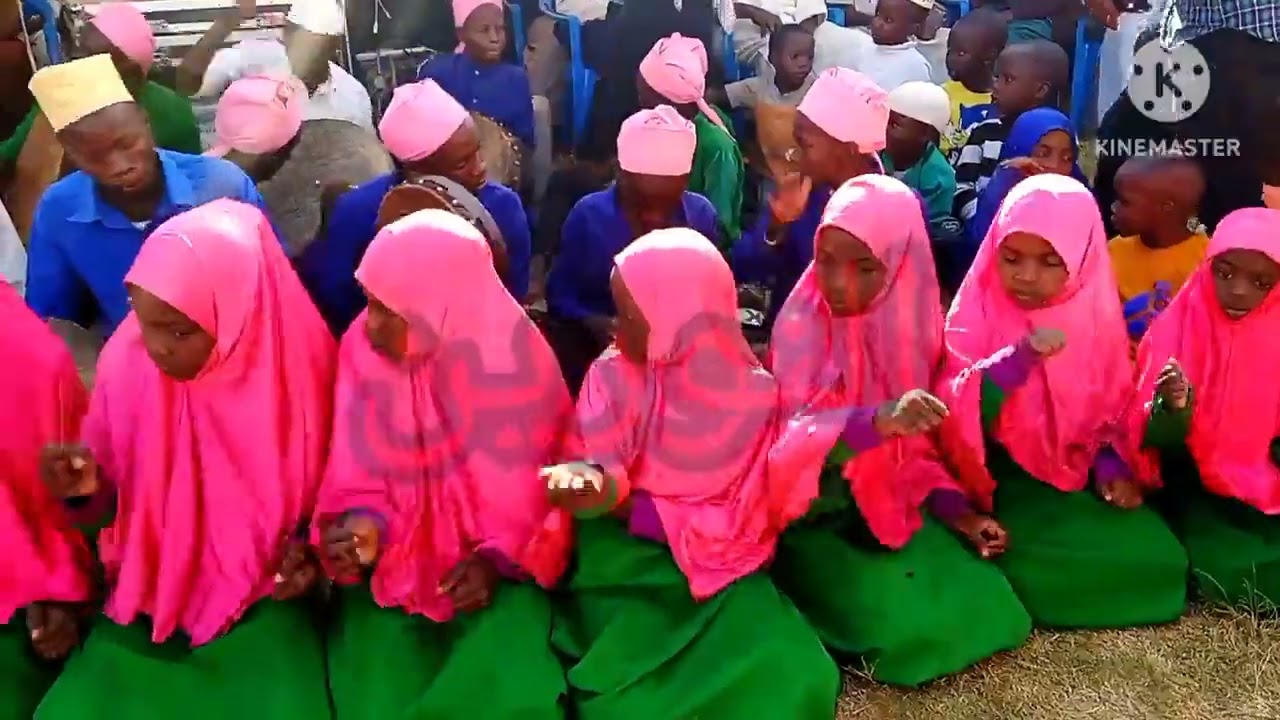 Swalaatu a'la nnabiyy qaswida Annuurayn kanazi.