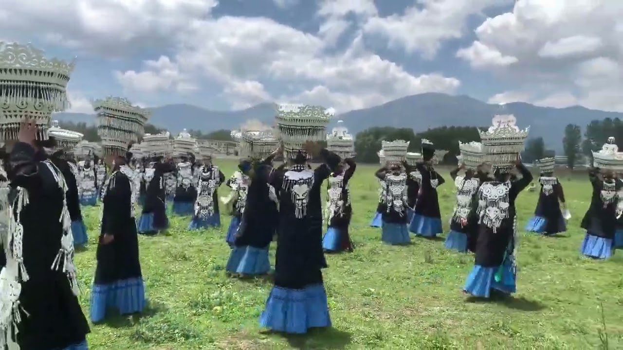 Girls from China's Yi ethnic group are preparing performance for the traditional torch festival 中国彝族