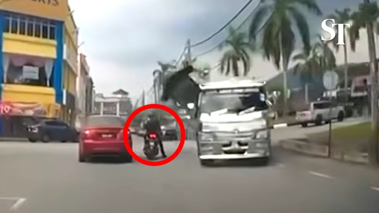 Malaysia: Burger stall topples onto motorcyclist