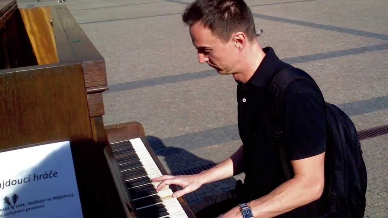 Skyfall - piano na ulici, Praha