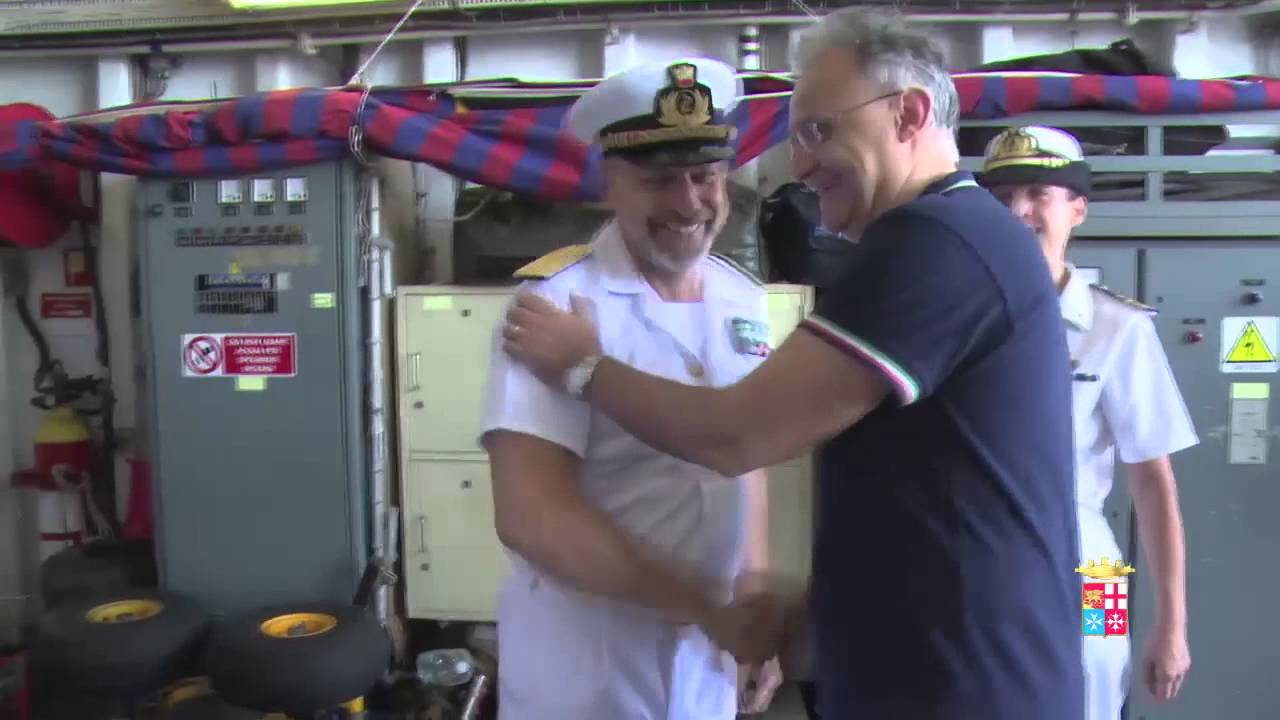 IL MINISTRO DELLA DIFESA SU NAVE LIBRA