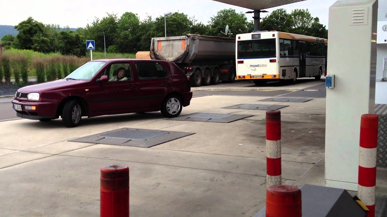 Oma beim Tanken!.MOV