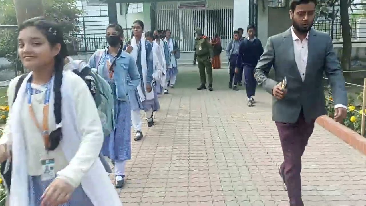 সুশৃংখলভাবে বিদ্যালয়ে প্রবেশ। 