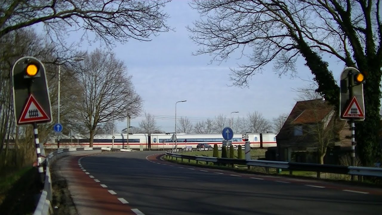 Spoorwegovergang Veenendaal-De Klomp // Dutch railroad crossing