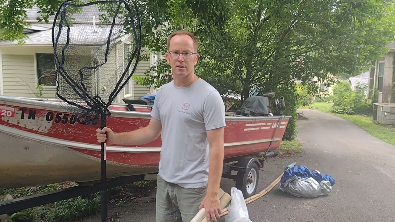 Landing net storage solution for small boats.