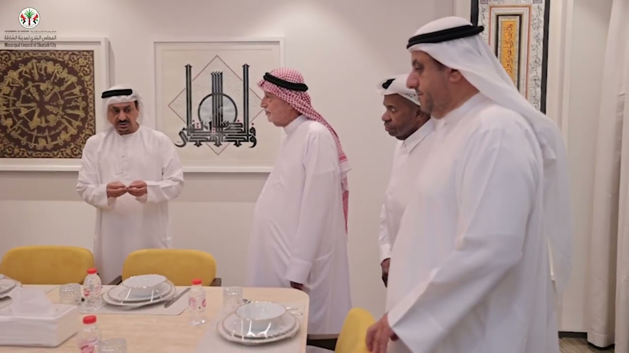 وفد من المجلس البلدي لمدينة الشارقة يزور “ديواني” ويشيد بإبداع هشام المظلوم في الخط العربي والعمارة