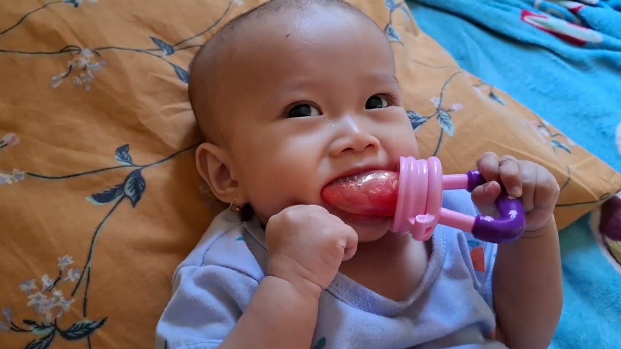 Yasmin makan buah semangka di umur 8 bulan 9 hari