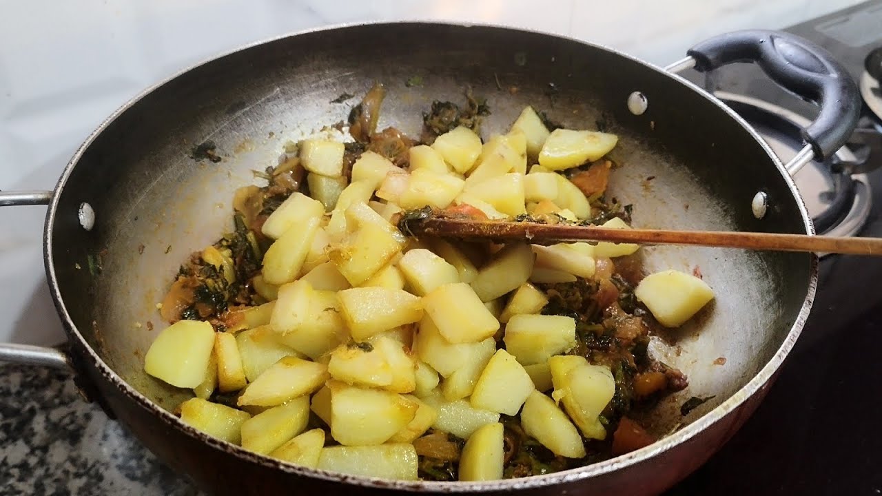 बहुत ही साधारण तरीके से tasty and healthy कुल 15 मिनट मे आलू मेथी की यह सब्जी जरूर बनाये 😋😋