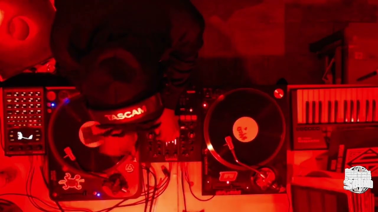 RED ROOM 01