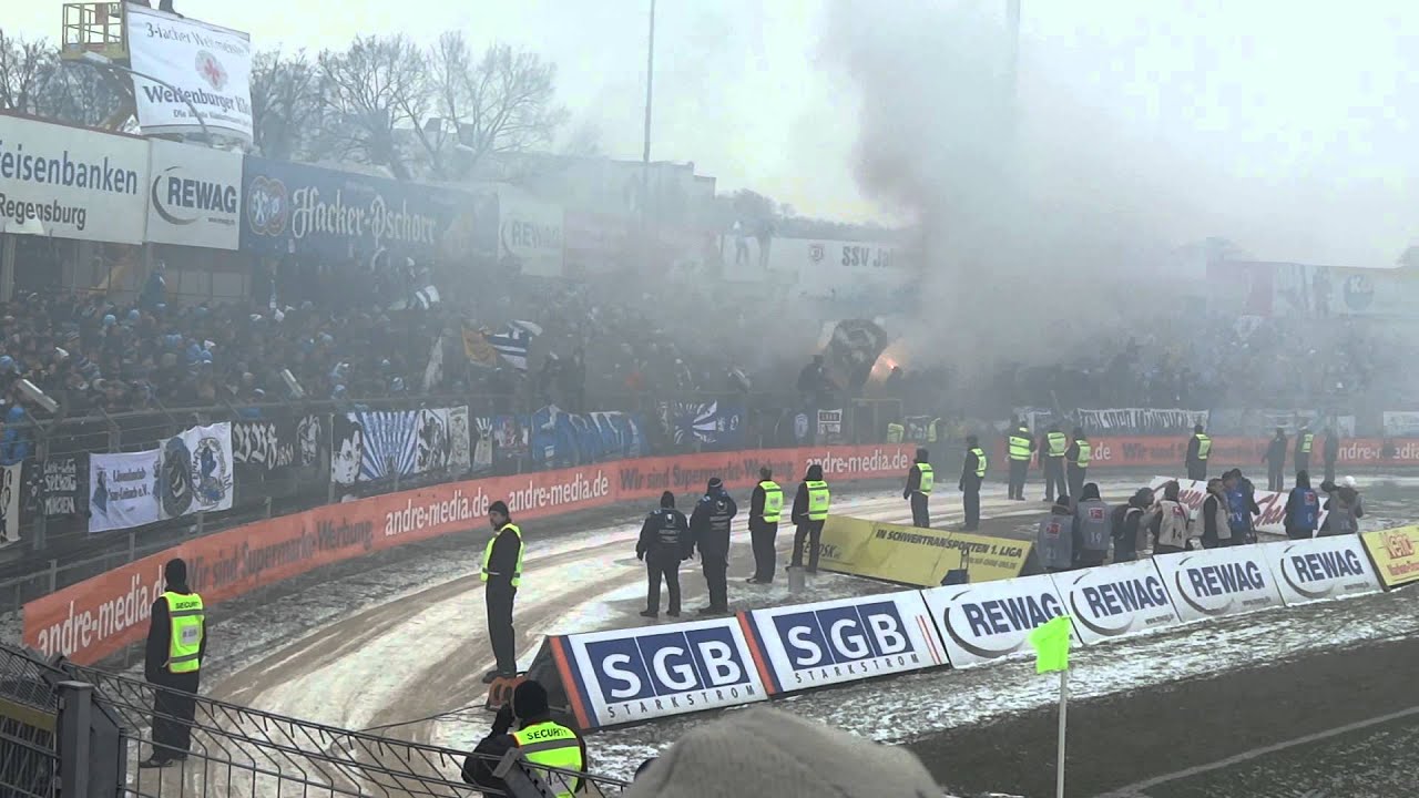 1860 München Fans beim SSV Jahn Regensburg
