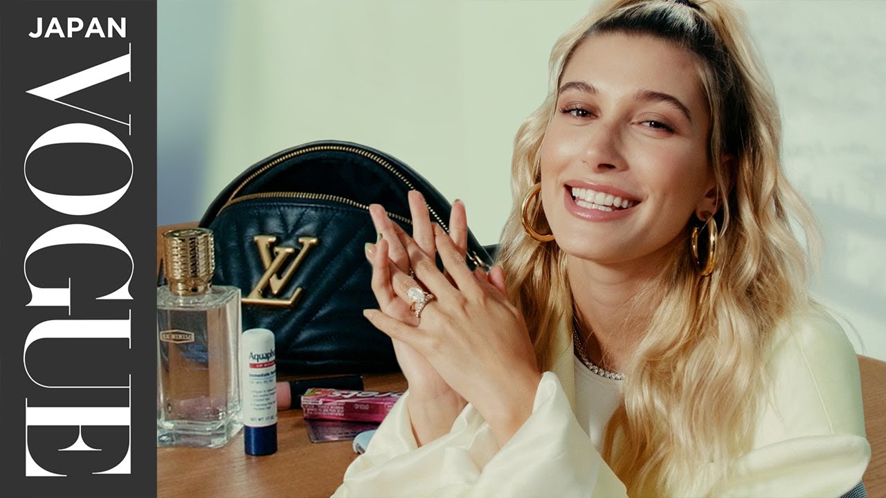 ヘイリー・ビーバーのバッグの中身は？　お気に入りのゲームやビューティーアイテムを紹介。｜In The Bag | VOGUE JAPAN