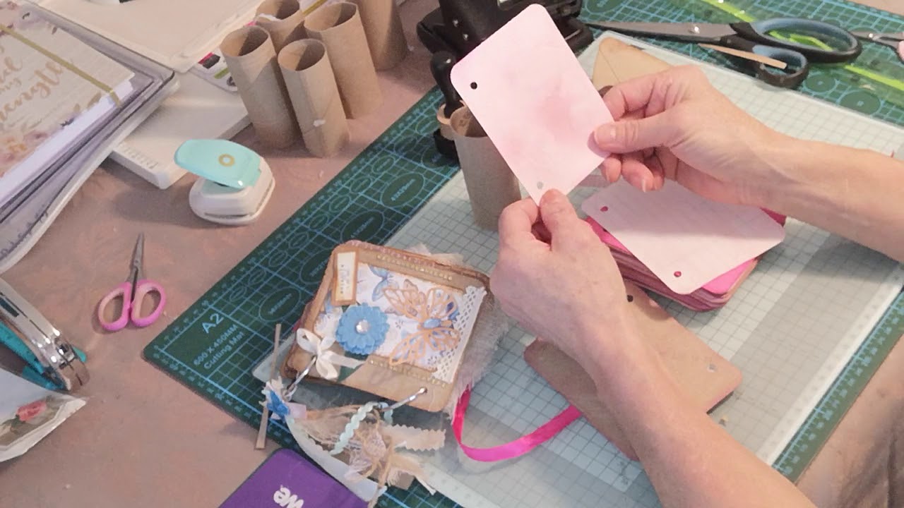 Comment #recycler les rouleaux papier toilette et chutes en tout genre 😉  #junk #tuto #scrapbooking
