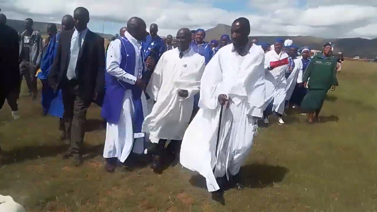 Usiwa emangcwabeni siyombeka ......