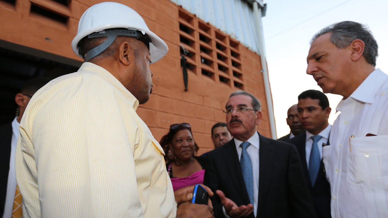 Danilo Medina en mercado de Azua:  “Esto está lento, lo quiero para febrero”