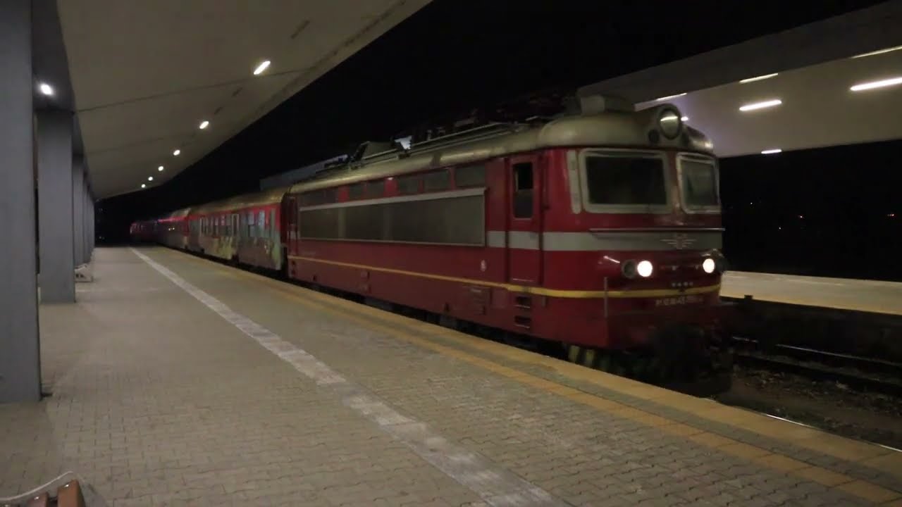Пътнически влак 20114 Враца-София пристига на Централна ЖП гара с локомотив 45 199...