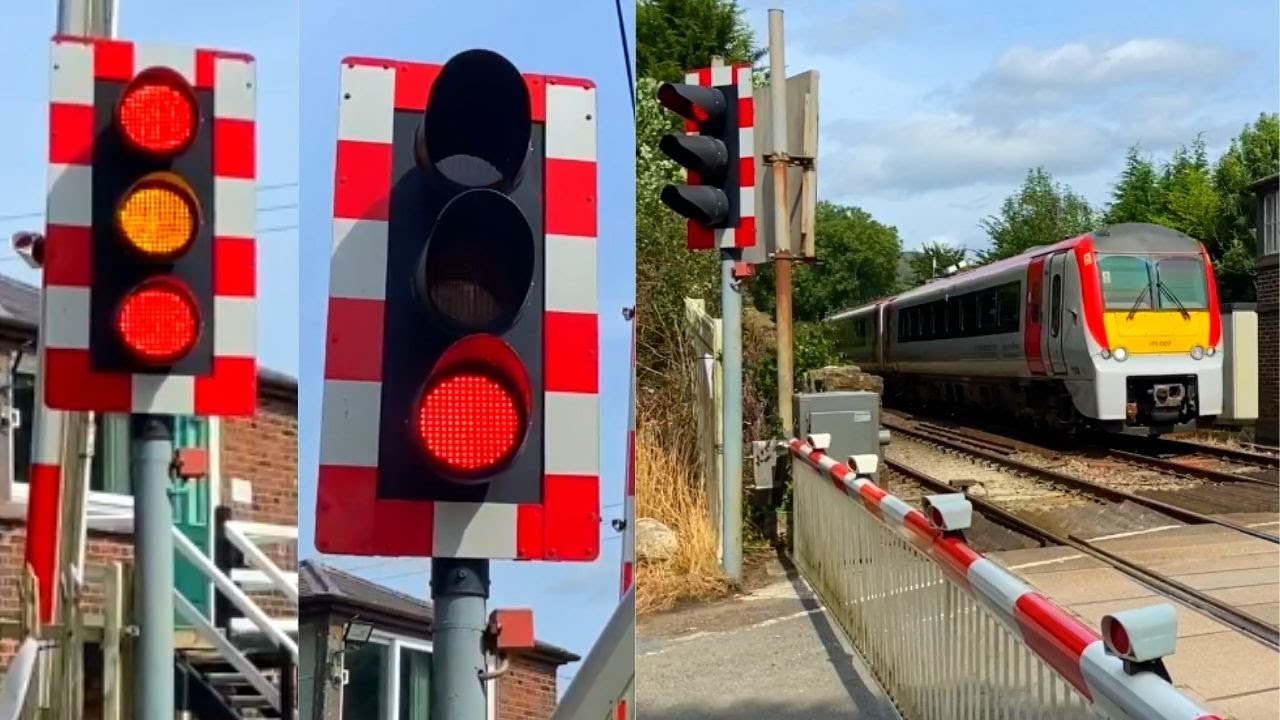 Very Rare Vertical Light at Marshbrook Level Crossing, Shropshire